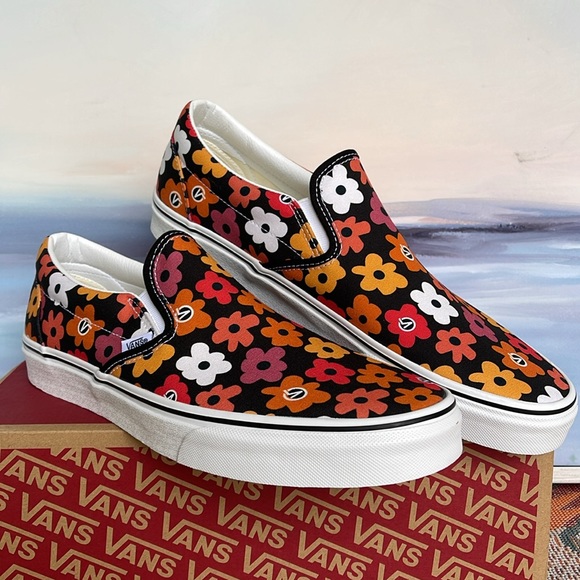 Vans Men’s Classic Slip-On
Flower Print Black/Multi
VN0A3UT7BML
Sneakers - Picture 6 of 16